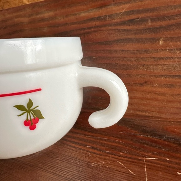 Milk glass mistletoe mug - Picture 3 of 7